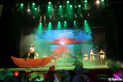 Tiết mục “Bến sông xưa” sử dụng nhiều hoạt cảnh và cảnh trí mới, tạo nên sự hấp dẫn. Ảnh: Thanh Nga