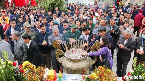 Du khách dâng hương tại Lễ hội đền Vạn - Cửa Rào. Ảnh: Đình Tuân