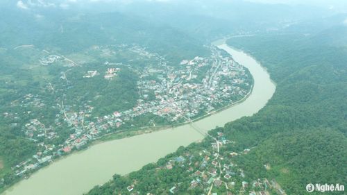 Một góc thị trấn Thạch Giám - thủ phủ của huyện Tương Dương nhìn từ trên cao. Ảnh: Tiến Đông