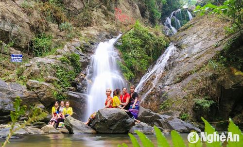 Tương Dương là nơi có nhiều cảnh quan thiên nhiên đặc sắc, là điều kiện để phát triển du lịch cộng đồng. Ảnh: Đình Tuân