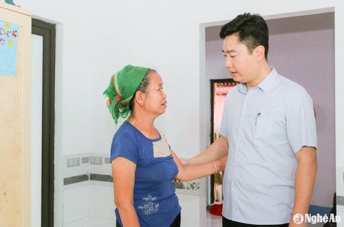 Đồng chí Lê Văn Lương - Ủy viên Ban Chấp hành Đảng bộ tỉnh, Bí thư Huyện ủy Tương Dương thăm các hộ dân tại Khu tái định cư bản Xốp Mạt. Ảnh: Đình Tuân