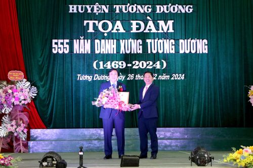 Trao giải Nhất cuộc thi "Sáng tác biểu trưng huyện Tương Dương" cho tác giả Đoàn Văn Quang (TP. Vinh). Ảnh: Đình Tuân