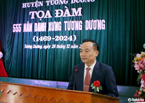 Đồng chí Đinh Hồng Vinh - Phó Bí thư Huyện ủy, Chủ tịch UBND huyện Tương Dương báo cáo một số kết quả kinh tế, xã hội nổi bật của huyện Tương Dương trong thời gian qua. Ảnh: Đình Tuân