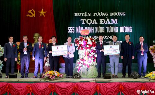 Đại diện một số doanh nghiệp thuộc Đảng ủy Khối Các cơ quan Trung ương tại TP. Hồ Chí Minh đã trao tặng 200 triệu đồng xóa nhà tạm, nhà dột nát và 500 triệu đồng xây dựng 1 cây cầu dân sinh tại xã Yên Hòa. Ảnh: Đình Tuân