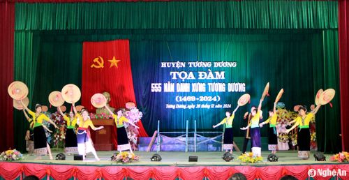 Một tiết mục văn nghệ tại buổi tọa đàm. Ảnh: Tiến Đông
