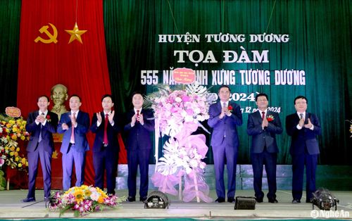 Các đồng chí lãnh đạo tỉnh tặng hoa chúc mừng kỷ niệm 555 năm danh xưng Tương Dương. Ảnh: Đình Tuân