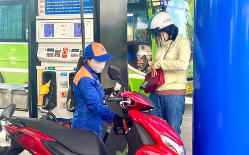 4/5 mặt hàng xăng, dầu giảm giá từ chiều 26-12. Ảnh: T.H