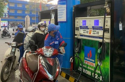 Giá xăng được điều chỉnh giảm trong phiên điều hành ngày 26/12. Ảnh: Nguyễn Khánh