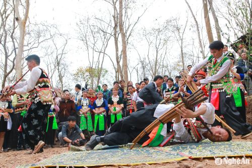 Người Mông ở Tương Dương. Ảnh: Đình Tuân