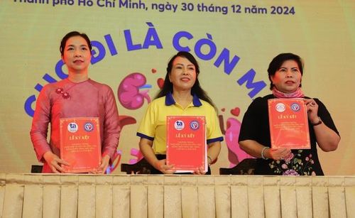 PGS.TS Nguyễn Thị Kim Tiến - Chủ tịch Hội vận động hiến mô, bộ phận cơ thể người Việt Nam ký kết chương trình phối hợp vận động hiến tặng mô, tạng.