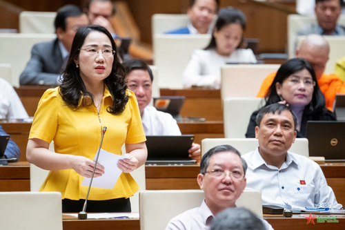 Đại biểu Quốc hội thảo luận tại hội trường về Báo cáo của Đoàn Giám sát và dự thảo Nghị quyết của Quốc hội về kết quả giám sát chuyên đề “Việc thực hiện chính sách, pháp luật về quản lý thị trường bất động sản và phát triển nhà ở xã hội từ năm 2015 đến hết năm 2023”.