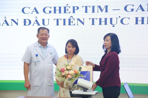 Bộ trưởng Bộ Y tế Đào Hồng Lan và Giám đốc BV Việt Đức Dương Đức Hùng chúc mừng bệnh nhân được ghép tim - gan thành công 