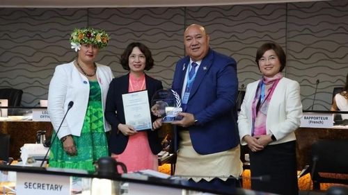  Thứ trưởng Bộ Y tế Nguyễn Thị Liên Hương (thứ 2 từ trái) nhận bảng vinh danh Việt Nam xóa bệnh mắt hột, do đại diện WHO trao. Ảnh: Báo Nhân dân. 