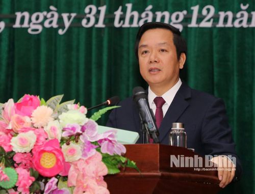 Đồng chí Chủ tịch UBND tỉnh Phạm Quang Ngọc phát biểu kết luận hội nghị.