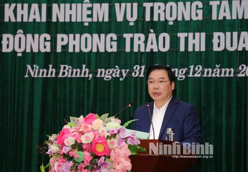 Đồng chí Phó Chủ tịch Thường trực UBND tỉnh Tống Quang Thìn trình bày Báo cáo kiểm điểm công tác chỉ đạo, điều hành năm 2024 và nhiệm vụ, giải pháp chỉ đạo, điều hành trọng tâm năm 2025 của UBND tỉnh.