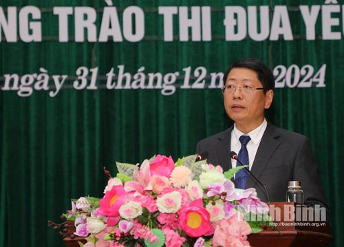 Đồng chí Phó Chủ tịch UBND tỉnh Trần Song Tùng trình bày dự thảo Chương trình công tác năm 2025 của UBND tỉnh.