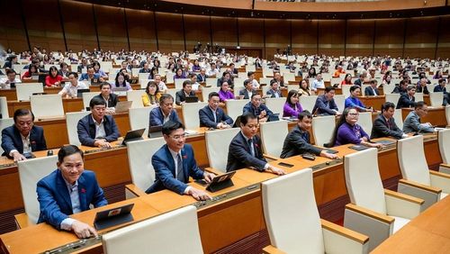 Các đại biểu bấm nút thông qua Nghị quyết số 175/2024/QH15 về việc thành lập thành phố Huế trực thuộc Trung ương. (Ảnh: Quốc hội)