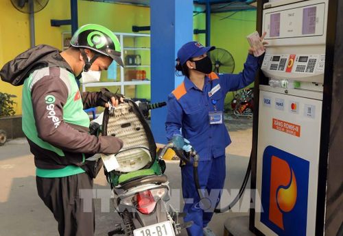 Mua bán xăng, dầu tại điểm kinh doanh xăng, dầu Petrolimex. Ảnh: Trần Việt - TTXVN
