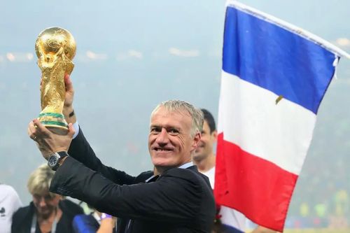 Deschamps ăn mừng chức vô địch World Cup 2018 cùng ĐT Pháp.