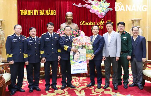 Lãnh đạo Vùng 3 Hải quân tặng quà chúc Tết lãnh đạo thành phố. Ảnh: NGỌC PHÚ
