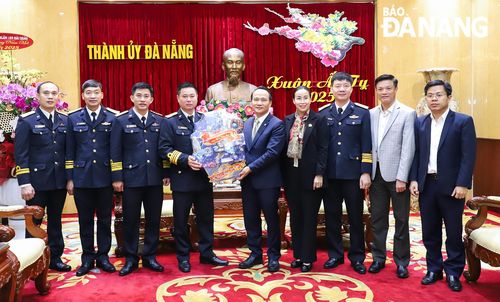Lãnh đạo Lữ đoàn Tàu ngầm 189 tặng quà chúc Tết lãnh đạo thành phố. Ảnh: NGỌC PHÚ