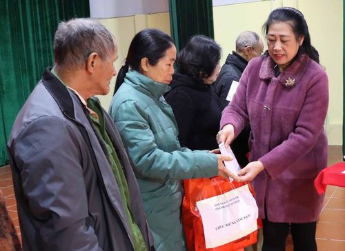 Bà Hà Thị Phú - Trưởng Ban Dân vận Thành ủy, Chủ tịch Hội NCT thành phố trao quà cho NTC có hoàn cảnh khó khăn.