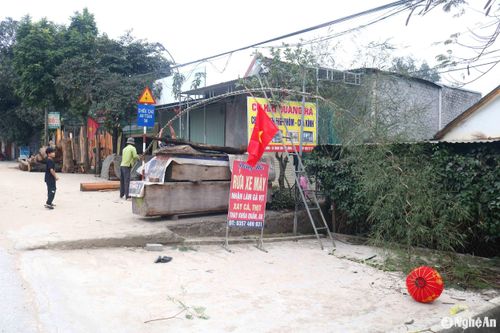 Theo bà con, thời điểm này, nhiều nhà tranh thủ làm nêu, dựng cây nêu đón Tết để gia đình có không khí Tết sớm hơn. Dựng cây nêu dưới các đường điện, người dân cần chú ý, cẩn trọng, tránh các tai nạn rủi ro. Ảnh: Huy Thư