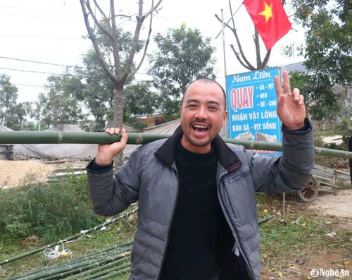 Nhìn chung giá tre, may cần, cây nêu làm sẵn năm nay không cao hơn năm trước. Người dân sau khi mua tre, hoặc mua nêu, nếu không thể tự vác về nhà được, các điểm bán cây sẽ cho người ship tận nơi. Ảnh: Huy Thư