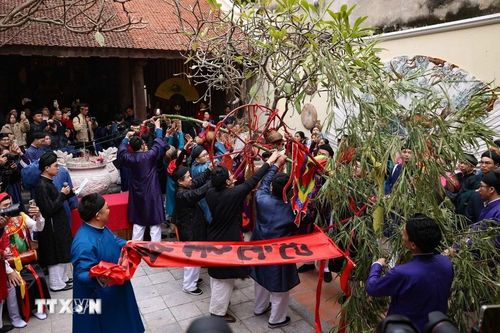 Chương trình Tết Việt - Tết phố không chỉ là cơ hội tìm lại những ký ức đẹp của ngày Tết xưa, mà còn là hoạt động văn hóa để giới thiệu tới bạn bè quốc tế về một Việt Nam giàu bản sắc, thân thiện và hiếu khách. (Ảnh: Thanh Tùng/TTXVN)