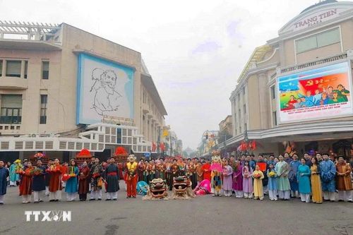 Đoàn rước lễ tại không gian đi bộ hồ Hoàn Kiếm thu hút sự quan tâm của nhân dân và du khách. (Ảnh: Thanh Tùng/TTXVN)