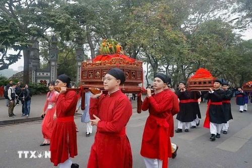 Đoàn rước lễ tại không gian đi bộ hồ Hoàn Kiếm thu hút sự quan tâm của nhân dân và du khách. (Ảnh: Thanh Tùng/TTXVN)
