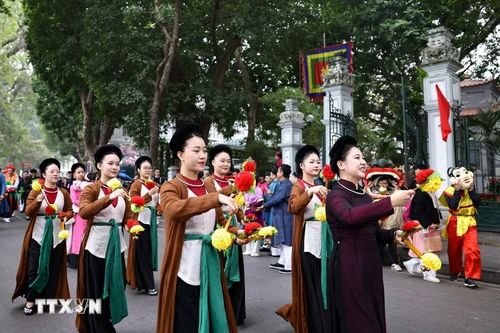 Chương trình Tết Việt - Tết phố không chỉ là cơ hội tìm lại những ký ức đẹp của ngày Tết xưa, mà còn là hoạt động văn hóa để giới thiệu tới bạn bè quốc tế về một Việt Nam giàu bản sắc, thân thiện và hiếu khách. (Ảnh: Thanh Tùng/TTXVN)
