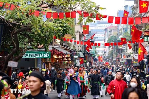 Đoàn rước lễ đi qua các con phố cổ Hà Nội. (Ảnh: Thanh Tùng/TTXVN)