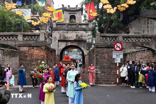 Đoàn rước lễ đi vào Ô Quan Chưởng. (Ảnh: Thanh Tùng/TTXVN)