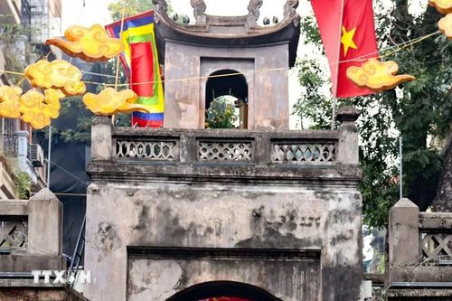 Đoàn rước lễ đi vào Ô Quan Chưởng. (Ảnh: Thanh Tùng/TTXVN)