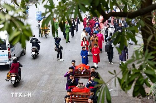 Đoàn rước lễ đi qua các con phố cổ Hà Nội. (Ảnh: Thanh Tùng/TTXVN)