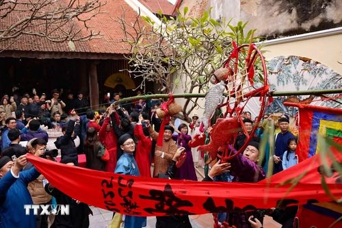 Dựng cây nêu ngày Tết tại đình Kim Ngân. (Ảnh: Thanh Tùng/TTXVN)