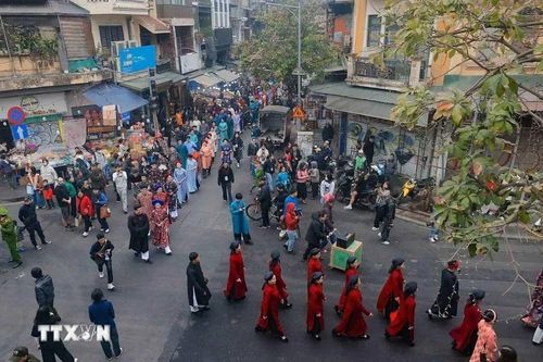 Đoàn rước lễ đi qua các con phố cổ Hà Nội. (Ảnh: Thanh Tùng/TTXVN)
