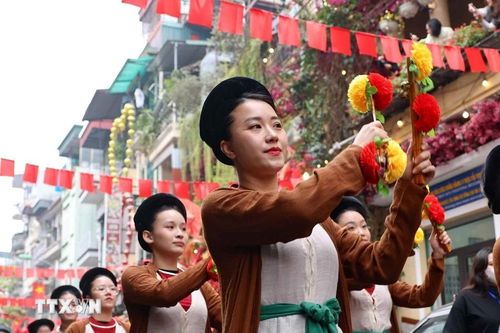 Đoàn rước lễ đi qua các con phố cổ Hà Nội. (Ảnh: Thanh Tùng/TTXVN)
