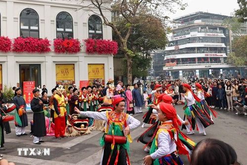 Đoàn rước lễ tại không gian đi bộ hồ Hoàn Kiếm thu hút sự quan tâm của nhân dân và du khách. (Ảnh: Thanh Tùng/TTXVN)