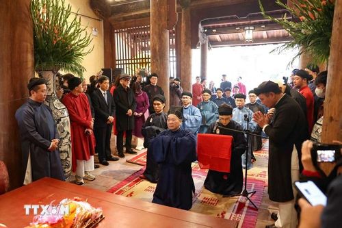 Đoàn dâng lễ tại đình Kim Ngân. (Ảnh: Thanh Tùng/TTXVN)