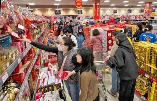 Khu vực bán bánh, kẹo tại Trung tâm thương mại Aeon Long Biên (quận Long Biên) thu hút người tiêu dùng mua sắm. Ảnh: Lam Giang