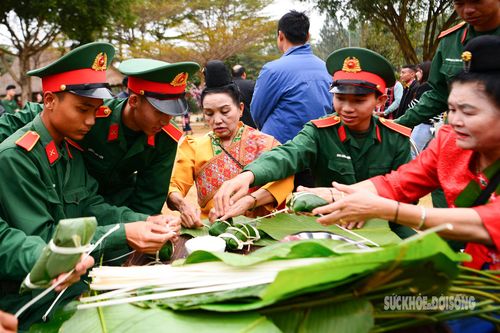 Ai cũng cẩn thận, hào hứng hoàn thành chiếc bánh chưng của mình..