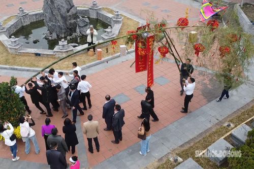 Bên cạnh chương trình “Bánh chưng xanh - Tết vì người nghèo”, tại Làng Văn hóa - Du lịch các dân tộc Việt Nam còn có hoạt động dựng cây Nêu theo phong tục truyền thống .