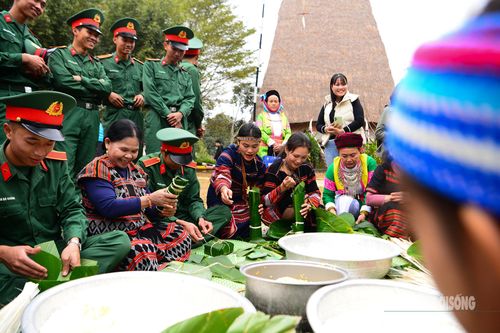 Chương trình "Bánh chưng xanh - Tết vì người nghèo" thể hiện sự đoàn kết, tương thân, tương ái, hướng tới một năm mới bình an, tốt đẹp.