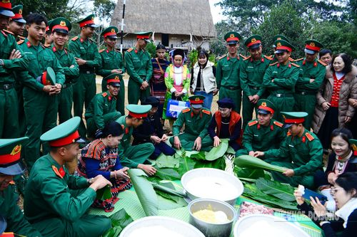 Tham gia gói bánh chưng vì người nghèo năm nay có khoảng 200 đại biểu, khách mời thuộc Bộ VH-TT&amp;DL; các đơn vị của Làng Văn hóa - Du lịch các dân tộc Việt Nam; sĩ quan, chiến sỹ Trường Đại học Trần Quốc Tuấn; đại diện 16 cộng đồng dân tộc đang hoạt động thường xuyên tại Làng Văn hóa - Du lịch các dân tộc Việt Nam.