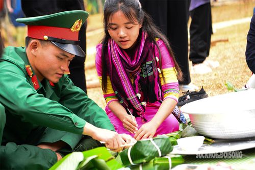 Chung tay gói bánh, gói niềm tin yêu gửi đến cho những người có hoàn cảnh khó khăn.