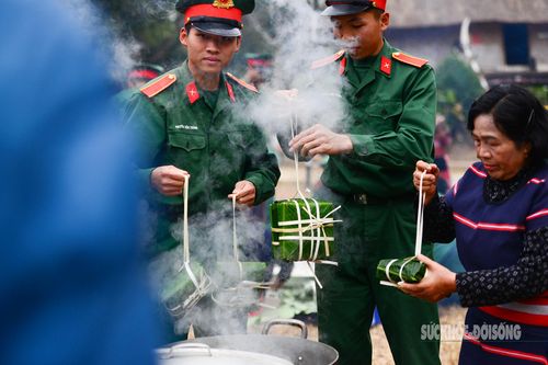 Từng cặp bánh chưng xanh được trao đi là thông điệp ý nghĩa về tình yêu thương.