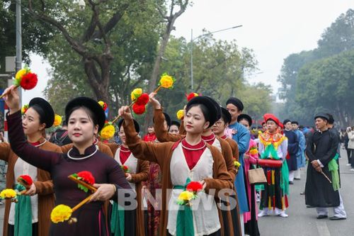 Sự kiện văn hóa, "Bách hoa bộ hành" muốn chuyển tải thông điệp về bảo tồn và phát huy giá trị của cổ phục Việt - một biểu tượng của sự tinh tế, sáng tạo và tài hoa trong nghệ thuật thủ công của dân tộc. Ảnh: Đức Hạnh/BNEWS/TTXVN