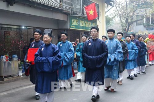 "Bách hoa bộ hành" được ví như một rừng hoa rực rỡ với hàng trăm bộ trang phục từ các triều đại như Lý, Trần, Lê, Nguyễn... được trình diễn qua các tuyến phố, tạo nên bức tranh đầy sắc màu của văn hóa Việt. Ảnh: Đức Hạnh/BNEWS/TTXVN